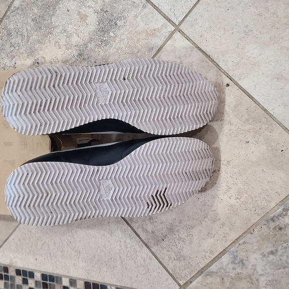 Nike Black and White Sneakers with Leather-like Upper. CORTEZ BASIC LEATHER '06 - Picture 7 of 9